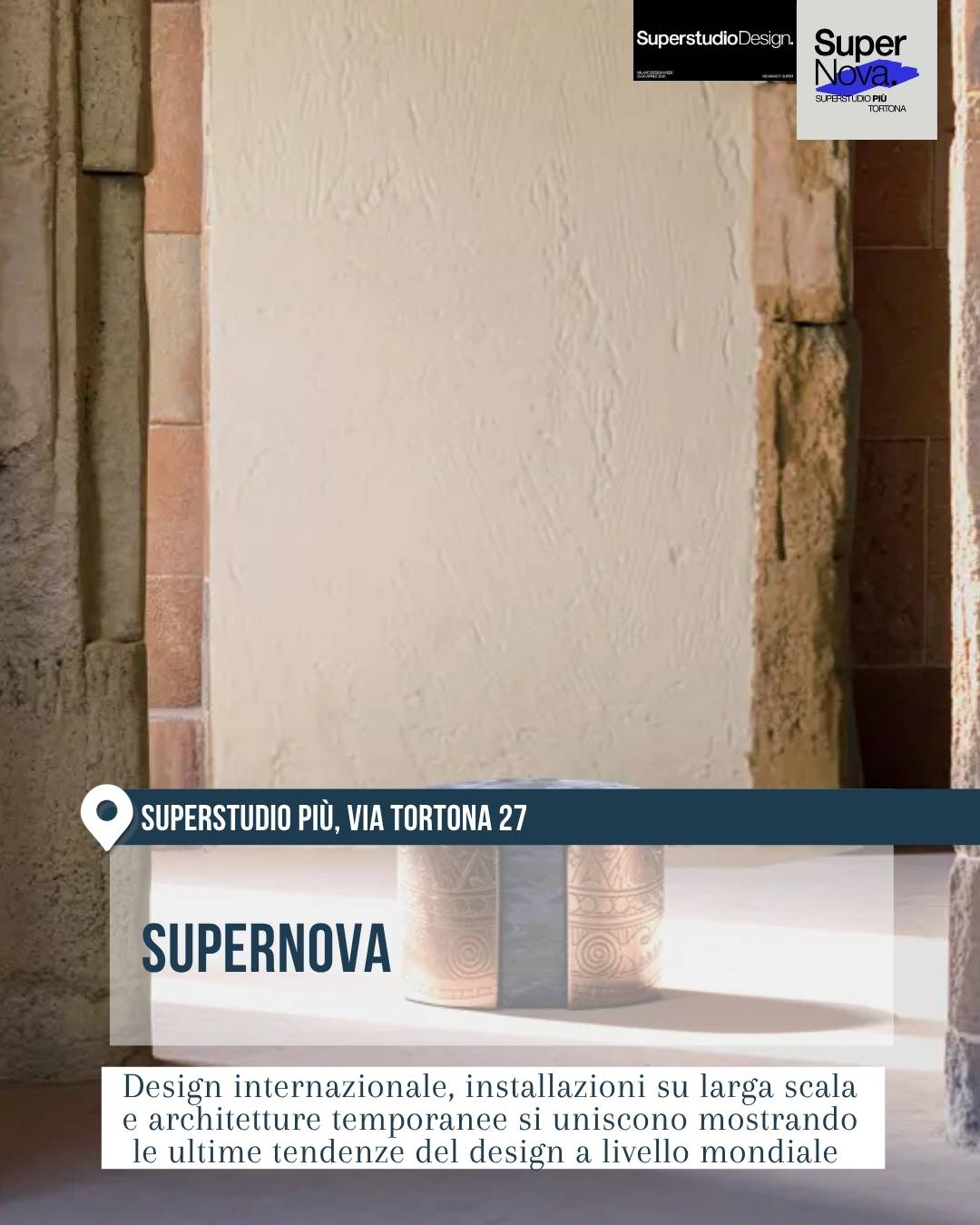 Installazione “Supernova” al Superstudio Più, via Tortona 27, nel distretto Tortona della Milano Design Week 2026. Interno dai toni neutri con pareti materiche, colonne e oggetto di design esposto su basamento chiaro. La slide presenta un percorso tra design internazionale, installazioni su larga scala e architetture temporanee.