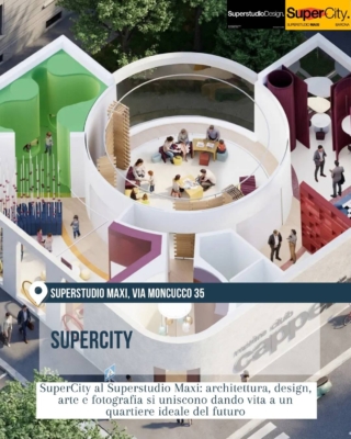Slide dedicata a “SuperCity” al Superstudio Maxi, via Moncucco 35, per il Fuorisalone 2026. Vista dall’alto di uno spazio espositivo concepito come quartiere ideale del futuro, con ambienti curvi bianchi, inserti verdi, rossi e viola e persone riunite in un’area centrale. Il progetto unisce architettura, design, arte e fotografia.