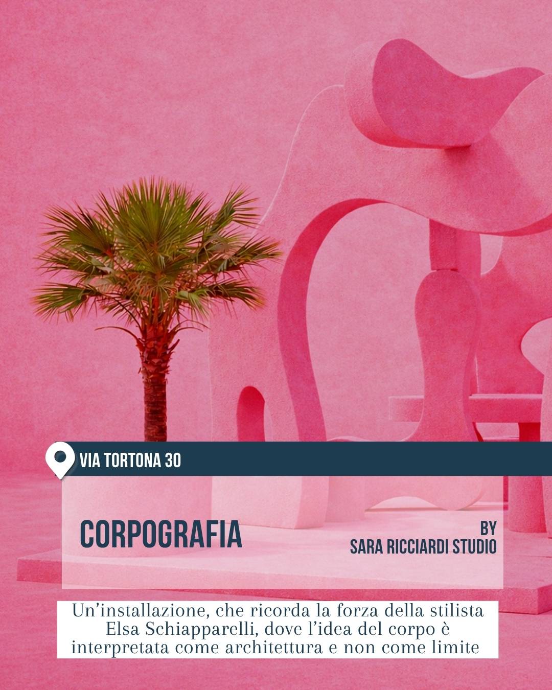 Installazione “Corpografia” di Sara Ricciardi Studio in via Tortona 30 per la Milano Design Week 2026. Ambiente interamente rosa con sculture morbide e una palma al centro, atmosfera onirica e fortemente scenografica. Il progetto interpreta il corpo come architettura, richiamando la forza creativa di Elsa Schiaparelli.