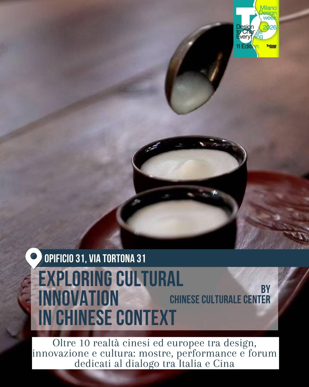 Installazione “Exploring Cultural Innovation in Chinese Context” al Fuorisalone 2026, Milano Design Week, in zona Tortona. Primo piano di tazze da tè e gesto di versare la bevanda, immagine raccolta e raffinata dedicata al dialogo tra design, innovazione e cultura tra Italia e Cina.