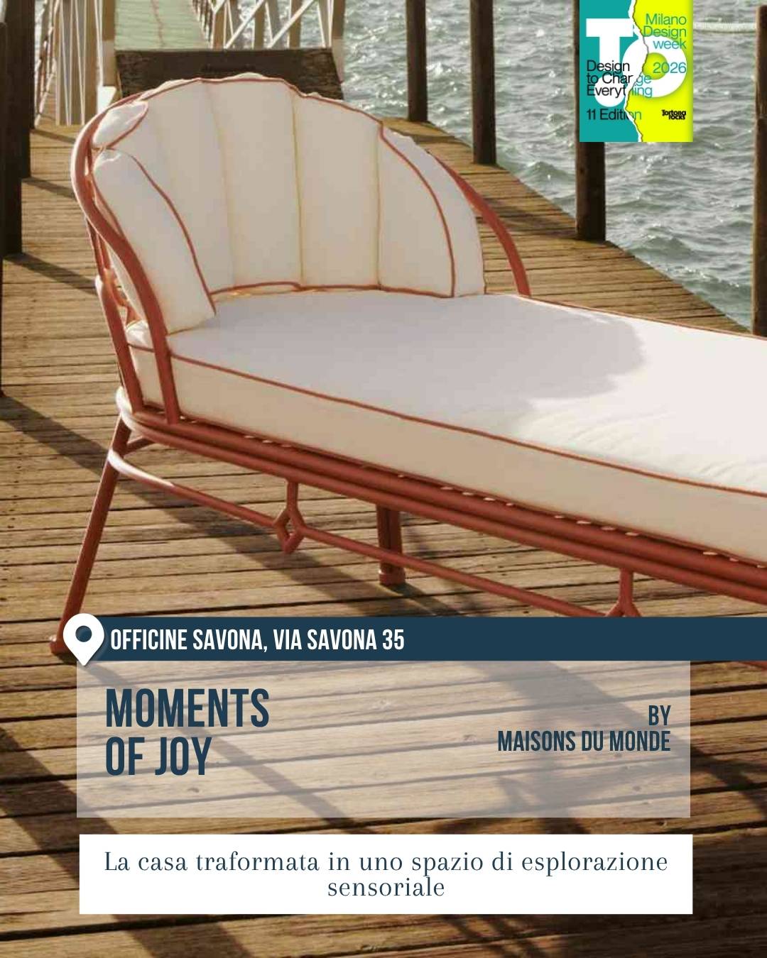 Installazione “Moments of Joy” di Maisons du Monde a Officine Savona, zona Tortona, durante il Fuorisalone 2026. Chaise longue imbottita color crema con struttura rosso mattone su pontile in legno affacciato sull’acqua, atmosfera rilassata e sensoriale.
