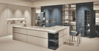 La cucina Sakura di Veneta Cucine modifica il concetto tradizionale di anta a telaio mediante una cornice più sottile. Il Frassino laccato Crema Tortona con top Caranto Ker 12 Calacatta Crystal Opaco (con estetica Vena Continua) si abbina al laccato lucido Ultra Blu.  www.venetacucine.com