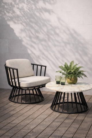 La collezione modulare Abries di Gaber (design by Forsix) - pensata per ambienti indoor e outdoor, unisce eleganza e resistenza. Linee morbide e avvolgenti, insieme alla struttura in tecnopolimero con cuscini imbottiti, garantiscono comfort e durabilità. Composta da poltrona, divani, tavolino, pouf e moduli componibili, offre un sistema versatile che interpreta lo spazio come luogo di benessere e condivisione. www.gaber.it - Padiglione 18, Stand E14 La collezione modulare Abries di Gaber (design by Forsix) - pensata per ambienti indoor e outdoor, unisce eleganza e resistenza. Linee morbide e avvolgenti, insieme alla struttura in tecnopolimero con cuscini imbottiti, garantiscono comfort e durabilità. Composta da poltrona, divani, tavolino, pouf e moduli componibili, offre un sistema versatile che interpreta lo spazio come luogo di benessere e condivisione. www.gaber.it - Padiglione 18, Stand E14