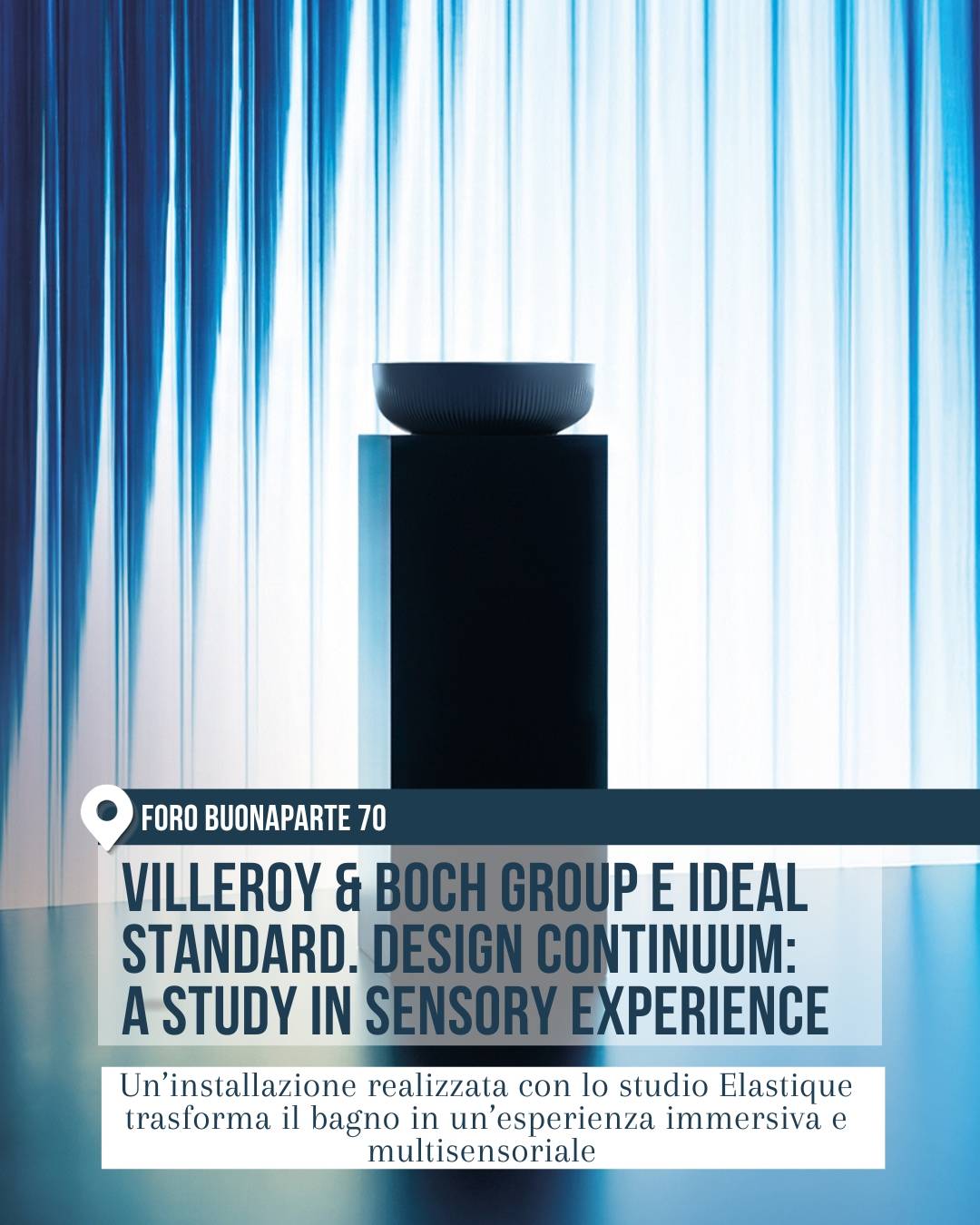 Villeroy & Boch Group e Ideal Standard in Foro Buonaparte 70 a Milano durante il Fuorisalone 2026. L’immagine mostra un’installazione immersiva nei toni del blu con lavabo su piedistallo scuro davanti a un fondale luminoso a effetto tenda, pensata per trasformare il bagno in un’esperienza multisensoriale.