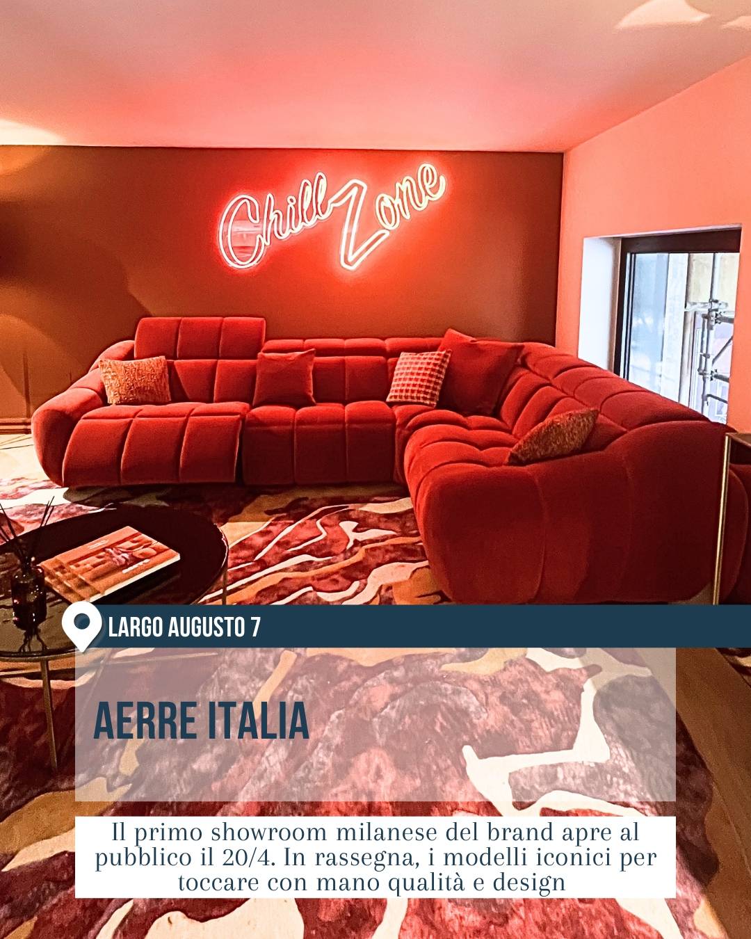 AERRE Italia in largo Augusto 7 a Milano per il Fuorisalone 2026. L’immagine mostra uno showroom dal mood caldo e scenografico con grande divano modulare rosso, tappeto decorativo e insegna al neon “Chill Zone”, pensato per presentare al pubblico i modelli iconici del brand.