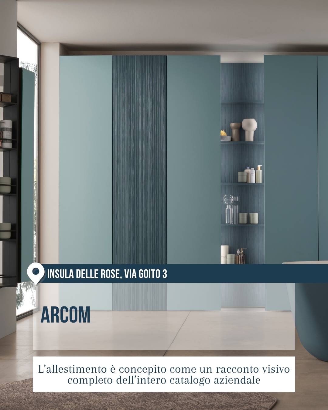 Arcom all’Insula delle Rose, in via Goito 3 a Milano, tra gli showroom del Fuorisalone 2026. L’immagine mostra un ambiente bagno contemporaneo nei toni dell’azzurro polvere, con grandi pannellature, mensole integrate e arredi coordinati, pensato come racconto visivo dell’intero catalogo aziendale.