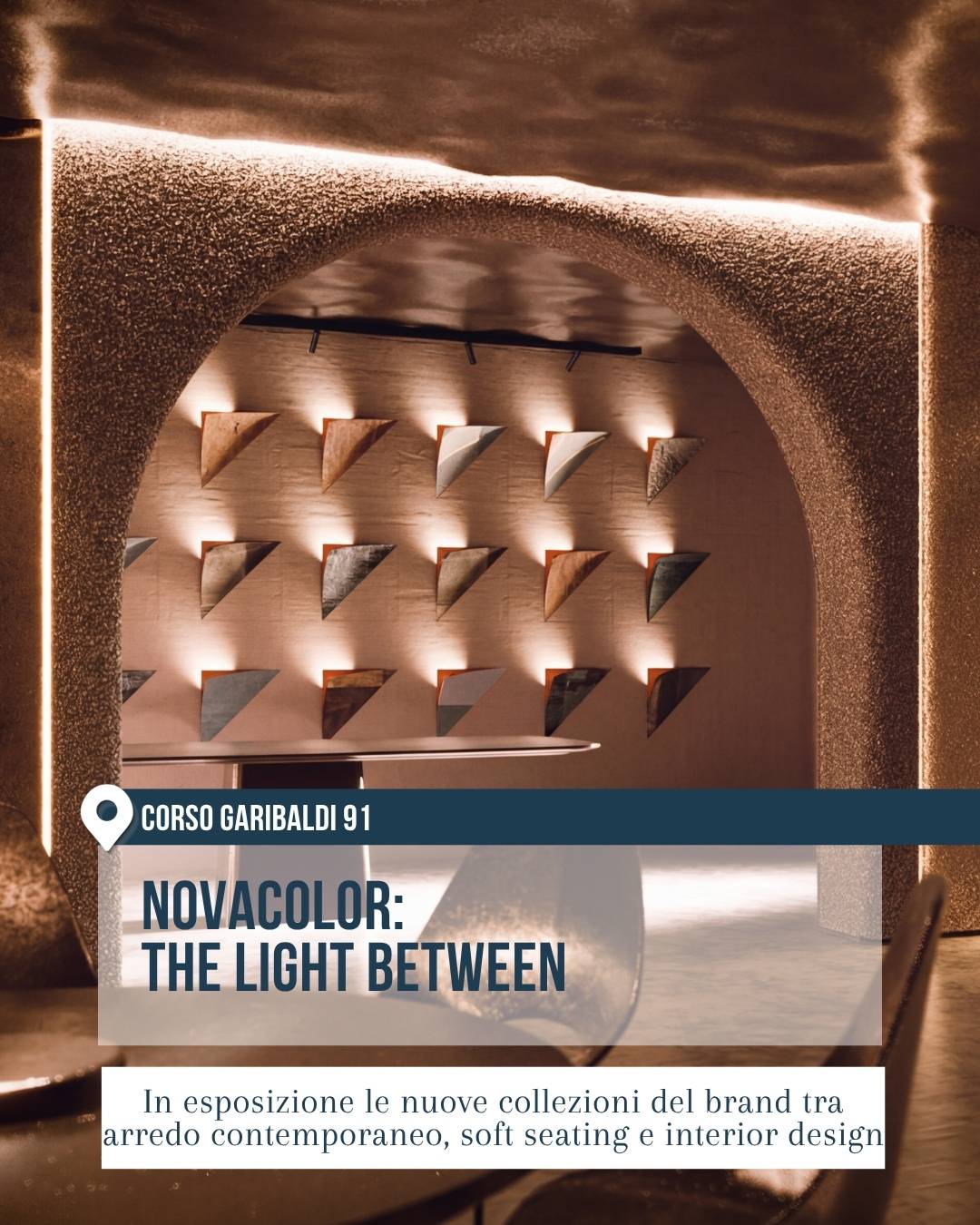 Novacolor in corso Garibaldi 91 a Milano per il Fuorisalone 2026. L’immagine ritrae un interno immersivo dai toni bronzo e rame, con superfici materiche, grande arco illuminato e parete espositiva di campioni, pensato per raccontare le nuove collezioni tra interior design, arredo contemporaneo e soft seating.