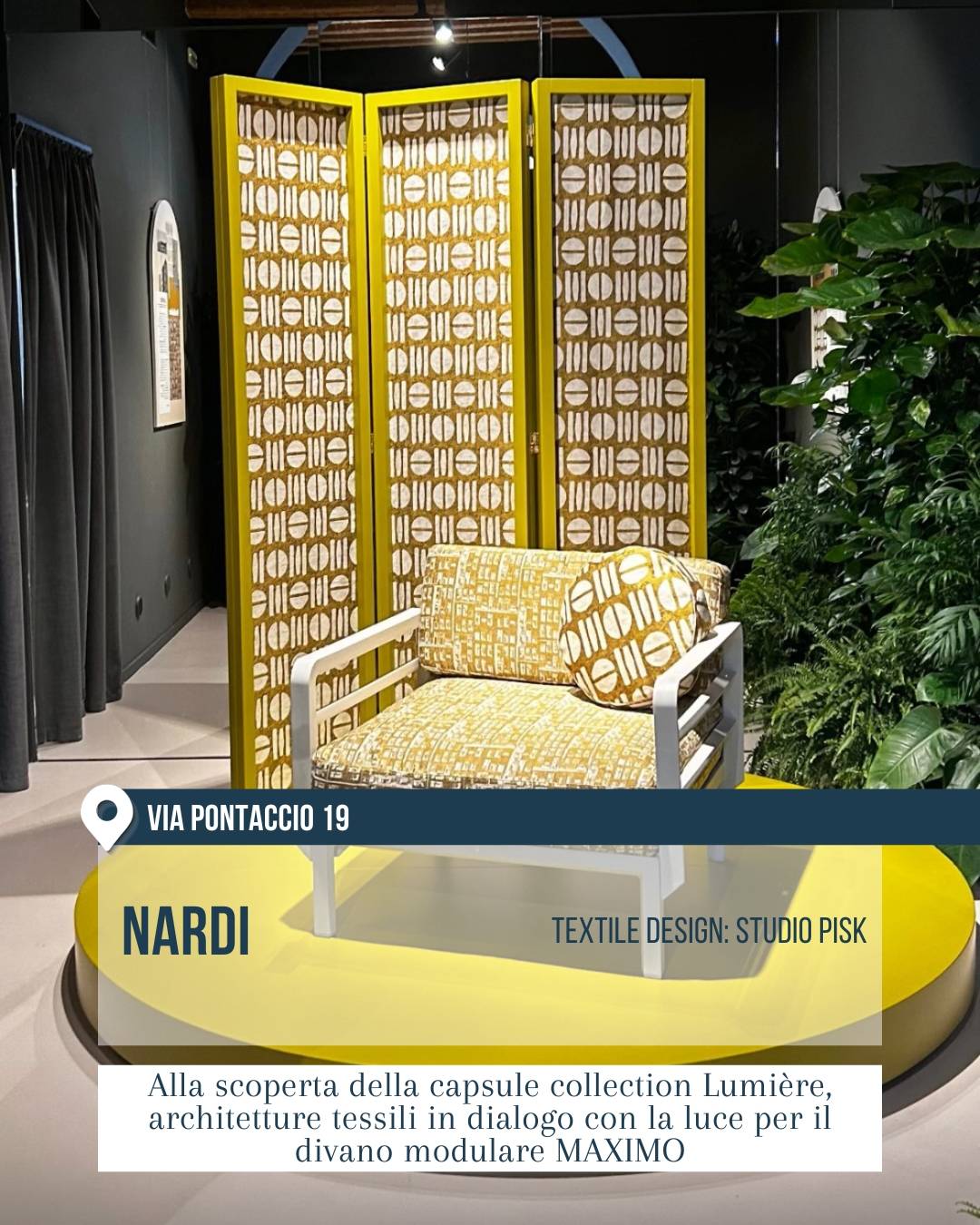 Nardi in via Pontaccio 19 a Milano per il Fuorisalone 2026. L’immagine mostra un allestimento con divano modulare da esterno, paravento tessile decorato nei toni del giallo e piattaforma circolare coordinata, dedicato alla capsule collection Lumière per il divano MAXIMO.