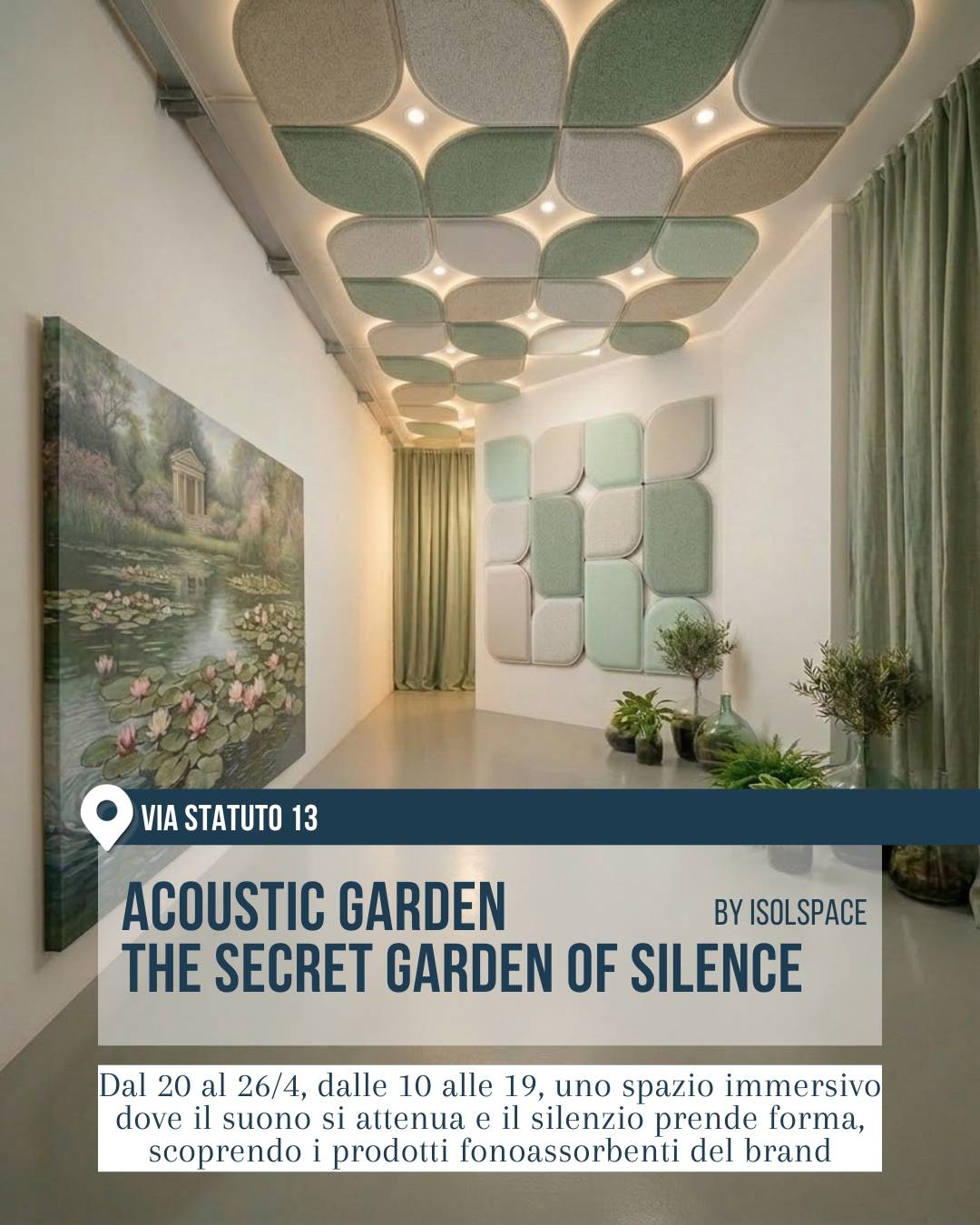 Acoustic Garden by Isolspace in via Statuto 13 a Milano durante il Fuorisalone 2026. L’immagine ritrae uno spazio immersivo dai toni verde salvia e avorio, con pannelli fonoassorbenti a parete e soffitto, tende leggere, piante e un grande quadro ispirato al giardino, pensato per evocare silenzio e benessere acustico.