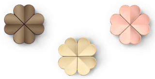 L'appendiabiti Lucky di Ghidini1961 ha la forma di un quadrifoglio realizzato in fusione di ottone è disponibile in diverse finiture: ottone lucido, ottone brunito e oro rosa. È una piccola scultura/gioiello in grado di decorare la parete. https://www.ghidini1961.com - Salone del mobile 2026, padiglione 15, Stand A33.