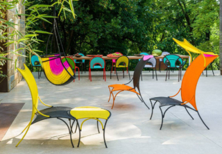 In occasione della Design Week di Milano, Moroso presenta una delle sue collezioni più iconiche, M’Afrique, rinnovata attraverso il colore. Le tonalità sature e gli accostamenti inattesi amplificano la presenza scenica degli arredi outdoor realizzati artigianalmente a Dakar con fili di plastica, gli stessi utilizzati per le reti da pesca, intrecciati a mano secondo tecniche tramandate e reinterpretate.  https://moroso.it – Fuorisalone, Moroso Flagship Store – Via Pontaccio 8/10, Milano.