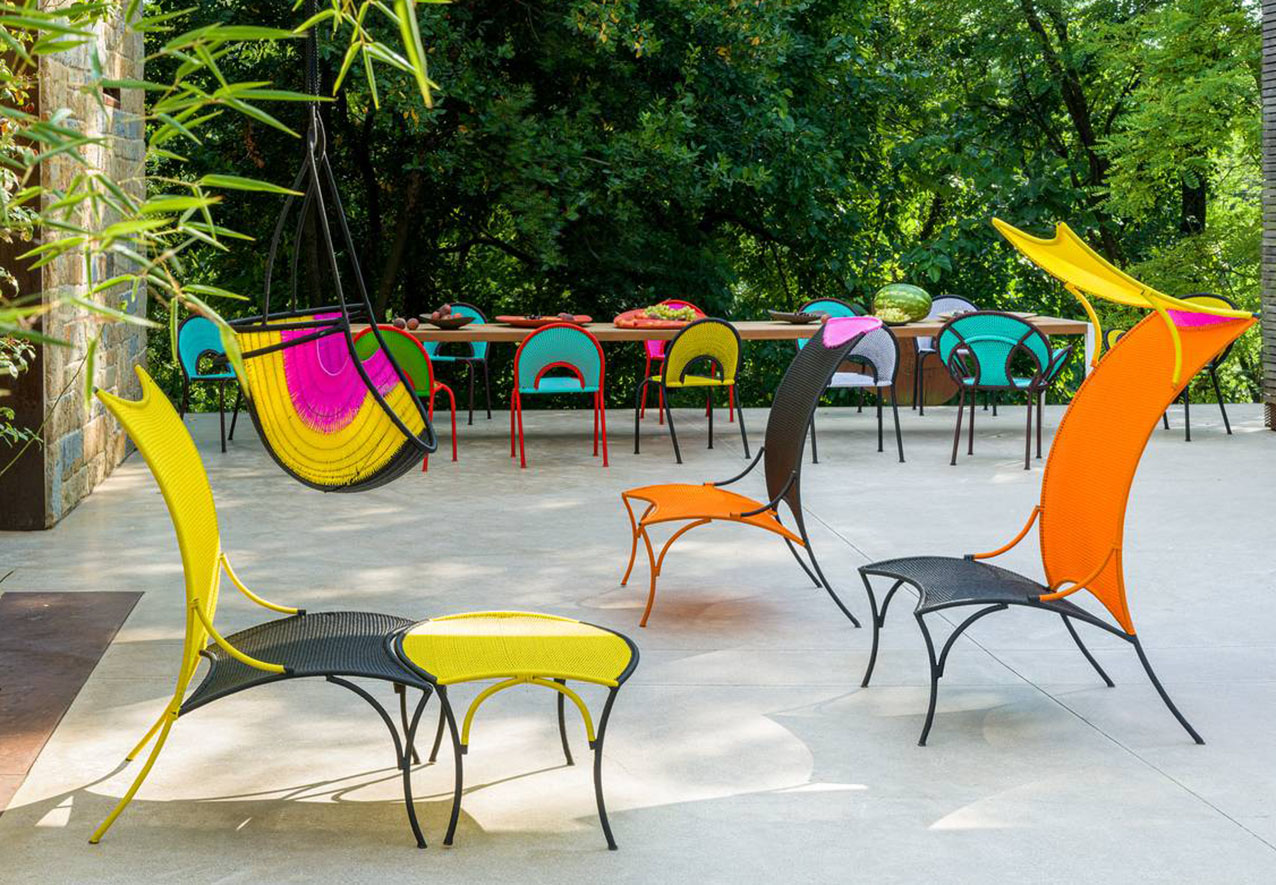 In occasione della Design Week di Milano, Moroso presenta una delle sue collezioni più iconiche, M’Afrique, rinnovata attraverso il colore. Le tonalità sature e gli accostamenti inattesi amplificano la presenza scenica degli arredi outdoor realizzati artigianalmente a Dakar con fili di plastica, gli stessi utilizzati per le reti da pesca, intrecciati a mano secondo tecniche tramandate e reinterpretate.  https://moroso.it – Fuorisalone, Moroso Flagship Store – Via Pontaccio 8/10, Milano.