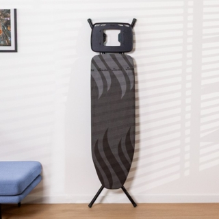 asse da stiro Vileda Total Reflect Ultimate appoggiato a parete