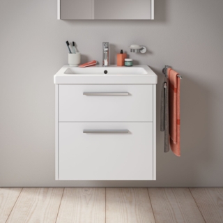 È dotata di due cassetti con maniglia cromo la base sottolavabo sospesa in finitura bianco opaco della serie D-Code di Duravit. Misura L 58,4 x P 46 x H 55,5 cm. Prezzo 853 euro. www.duravit.it È dotata di due cassetti con maniglia cromo la base sottolavabo sospesa in finitura bianco opaco della serie D-Code di Duravit. Misura L 58,4 x P 46 x H 55,5 cm. Prezzo 853 euro. www.duravit.it