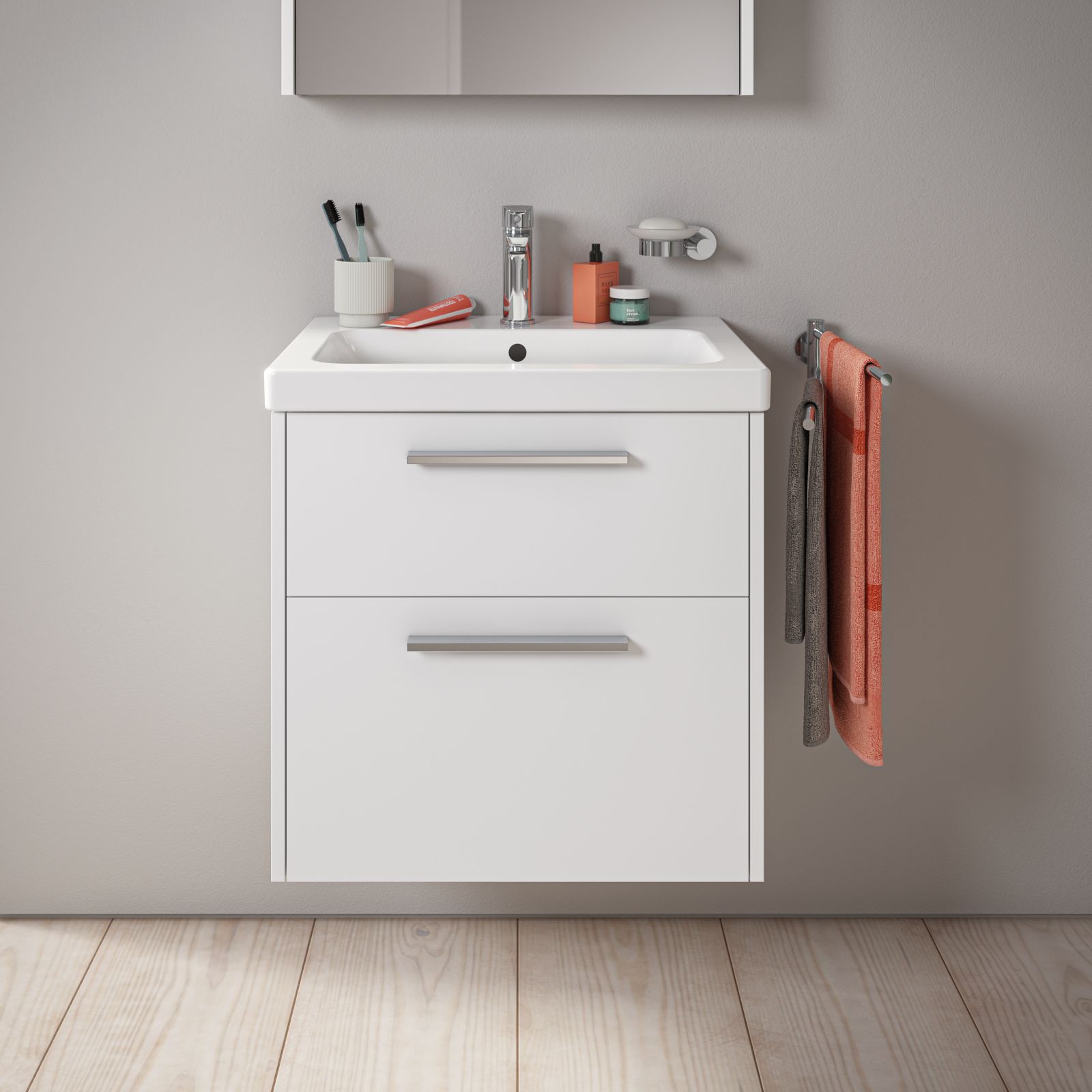 È dotata di due cassetti con maniglia cromo la base sottolavabo sospesa in finitura bianco opaco della serie D-Code di Duravit. Misura L 58,4 x P 46 x H 55,5 cm. Prezzo 853 euro. www.duravit.it È dotata di due cassetti con maniglia cromo la base sottolavabo sospesa in finitura bianco opaco della serie D-Code di Duravit. Misura L 58,4 x P 46 x H 55,5 cm. Prezzo 853 euro. www.duravit.it