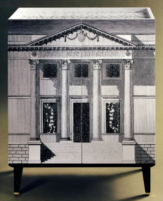 Nel negozio milanese rinnovato Fornasetti presenta il nuovo cabinet-bar Palladiana e Arlecchini che ha le ante decorate con un'architettura classica in bianco e nero. Negli arredi ornamento e contenuto danzano insieme: ogni superficie diventa occasione di scoperta, ogni oggetto un invito a una narrazione personale. L’atto di guardare e scegliere si trasforma così in esperienza creativa, dove l’ordinario diventa straordinario e la casa si fa teatro di immaginazione. https://www.fornasetti.com - Fuorisalone,  Fornasetti Store – Via Senato 2, Milano.