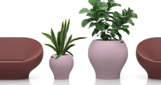 I cache-pot Vera di Lyxo sono prodotti in polietilene 100% riciclabile e sono disponibili in due dimensioni e in diverse varianti di colore; inoltre, sono leggeri, durevoli e pratici grazie alla presenza di manici che permettono di spostarli. La superficie è decorata da una serie di sottili nervature. https://lyxodesign.com - Salone del mobile 2026, padiglione 14, Stand E34.