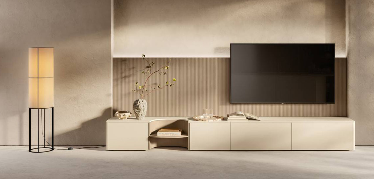 La composizione living Flair di Scavolini è composta da un mobile, con terminali curvi e un elemento a giorno concavo, e da uno schienale impiallacciato dogato Rovere Emmer. Il piano è realizzato in laccato opaco Panna Porcellana; i profili curvi migliorano la fruibilità degli ambienti e rafforzano il dialogo tra le diverse aree della casa. https://www.scavolini.com - Salone del mobile 2026, padiglione 2, Stand B03, B09.