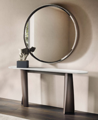 La consolle Ulisse di Cantori ha un top in marmo bianco sagomato che poggia su due sostegni in lamiera piena, curvata a spirale, che sottolineano la leggerezza della struttura.  https://www.cantori.it - Salone del mobile 2026, padiglione 15, Stand B05.