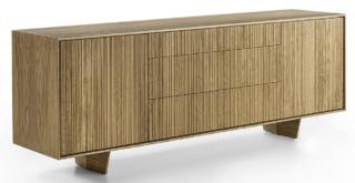 La particolare lavorazione verticale delle ante e dei frontali della credenza Vela Sideboard di Riva1920 mette in evidenza le venature e la matericità del legno e dona alla superficie un effetto geometrico moderno e dinamico. I cassetti sono assemblati con incastri a coda di rondine. https://www.riva1920.it - Salone del mobile 2026, Corso Italia Est, S24 vicino al Padiglione 7.