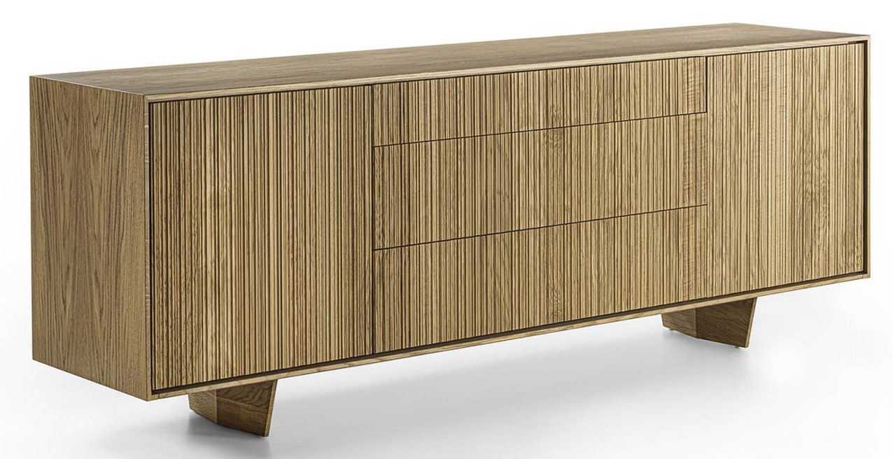 La particolare lavorazione verticale delle ante e dei frontali della credenza Vela Sideboard di Riva1920 mette in evidenza le venature e la matericità del legno e dona alla superficie un effetto geometrico moderno e dinamico. I cassetti sono assemblati con incastri a coda di rondine. https://www.riva1920.it - Salone del mobile 2026, Corso Italia Est, S24 vicino al Padiglione 7.