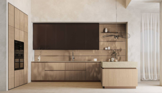 Nasce il progetto tra Nero Cucine e Arrex sotto il segno di EQUILIBRIUM che fonde consapevolmente natura e tecnica, tra materia e precisione, tra etica ed estetica. Il nuovo programma Daytona rappresenta l’espressione più compiuta di questa ricerca: quattro sfumature di Rovere declinate in palette studiate per valorizzare la venatura naturale e tre tipologie di anta con finiture materiche differenti, pensate per interpretare le diverse sensibilità dell’abitare contemporaneo. https://www.arrex.it - EuroCucina 2026, padiglione 02, Stand B03,B09.