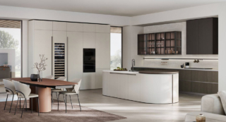 Nasce dall’incontro tra Aliant e Color Trend di Stosa la composizione che accosta finiture calde e profonde come Rovere Cacao, Grafite e Termocotto Onda alla superficie dell’HPL Travertino:  le forme essenziali mettono in evidenza l'espressività cromatica. L'isola centrale è caratterizzata da basi terminali curve e dall'innovativo piano snack rotante. https://www.stosacucine.com - EuroCucina 2026, padiglione 04, Stand C02,D02,D01.