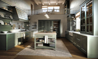 Ricrea atmosfere accoglienti e familiari la composizione Alma Rose della collezione Cottage di Marchi  Cucine che è in grado di trasformarsi nel cuore pulsante della casa. Lo stile che si ispira alla tradizione è sottolineato dalla  laccatura della struttura e dalle maniglie in ottone brunito. La cappa, con le sue finiture in ottone, richiama il fascino dei modelli di un tempo; mentre il banco di lavoro centrale, proposto laccato con un piano in legno, diventa il fulcro della vita quotidiana per chi ama cucinare e condividere momenti preziosi. https://marchicucine.it - Fuorisalone, Showroom Marchi – Viale Umbria 85, Milano.