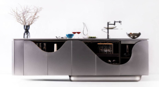 La cucina Anima 01 di Meisdel è ricavata da un unico foglio di acciaio inox sapientemente plasmato dagli artigiani giapponesi e integrato con materiali vivi come il legno, il quarzo e la ceramica. L'acciaio inossidabile, spesso 1,5 mm, è resistente, duraturo e igienico. Ogni cucina è un pezzo unico, frutto di un dialogo costante tra il cliente e il reparto di produzione artigianale, ottenuto attraverso una progettazione meticolosa. https://meisdel.com - Fuorisalone, Tortona Square – Via Tortona 36, Milano.