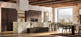 Il progetto Equilibrium vede la collaborazione tra Nero Cucine e Arrex per dare vita alla cucina come territorio tra industria e artigianato, come territorio di relazione. Al centro dello stand sarà presentata una Hero Piece, un manifesto materico e scultoreo in cui marmo e metallo dialogano in una forma iconica e sperimentale. Il nuovo programma Daytona rappresenta l’espressione più compiuta di questa ricerca: quattro sfumature di Rovere declinate in palette studiate per valorizzare la venatura naturale e tre tipologie di anta con finiture materiche differenti, pensate per interpretare le diverse sensibilità dell’abitare contemporaneo. https://www.arrex.it - EuroCucina 2026, padiglione 02, Stand B03,B09.