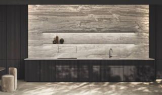 Rigore volumetrico e forte presenza architettonica per la cucina DT01 di Del Tongo. La presenza di moduli, come il ripostiglio integrato e le dispense, ampliano la funzione operativa. Sono disponibili tre tipologie di basi, maniglia, gola sotto-top e gola sotto-cassetto, e colonne coordinate che dialogano tra loro in modo armonico e consentono la realizzazione di infinite combinazioni.    https://deltongocucine.com - EuroCucina 2026, padiglione 04 Stand D25,D27.