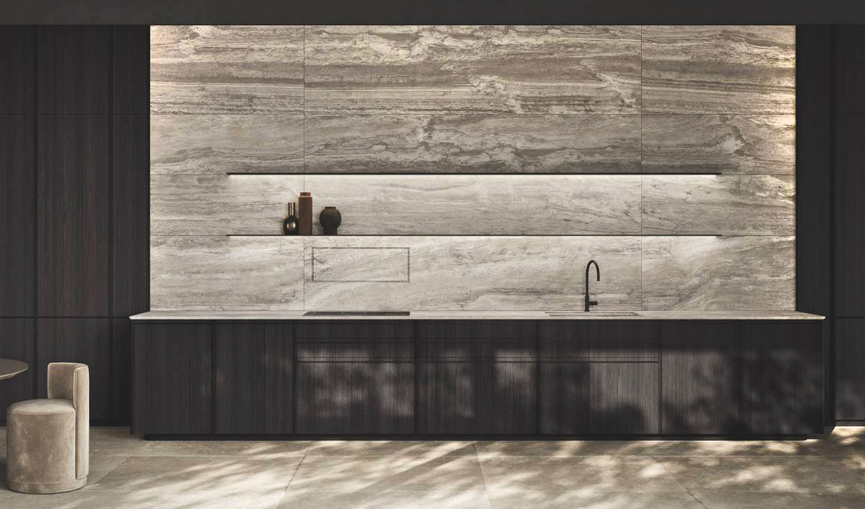 Rigore volumetrico e forte presenza architettonica per la cucina DT01 di Del Tongo. La presenza di moduli, come il ripostiglio integrato e le dispense, ampliano la funzione operativa. Sono disponibili tre tipologie di basi, maniglia, gola sotto-top e gola sotto-cassetto, e colonne coordinate che dialogano tra loro in modo armonico e consentono la realizzazione di infinite combinazioni.    https://deltongocucine.com - EuroCucina 2026, padiglione 04 Stand D25,D27.