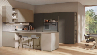 Ante in Fenix, nelle raffinate colorazioni Beige Arizona e Grigio Aragona, per il nuovo modello Nexa di Lube che ha una superficie morbida e vellutata, piacevole al tatto e alla vista. L'elevata  flessibilità compositiva consente di dare vita a soluzioni personalizzate in grado di rispondere ai nuovi stili di vita. https://www.cucinelube.it  – EuroCucina 2026, padiglione 02, Stand B15,B21.