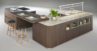 La cucina Sign Round di Ernestomeda rappresenta la nuova evoluzione di uno dei modelli più iconici dell'azienda realizzata interpretando in chiave attuale le geometrie sinuose degli anni Settanta senza tradire la forte identità estetica. Il tavolo snack dell’isola, da cui si protende come un’ala, enfatizza leggerezza e movimento. L’uso di materiali e lavorazioni innovative testimonia l’attenzione verso un equilibrio consapevole tra estetica e sostenibilità, privilegiando soluzioni durevoli e facilmente riciclabili. https://www.ernestomeda.com - Fuorisalone, Showroom Ernestomeda – Via Larga 13, Milano.