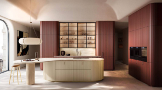 Un nuovo sviluppo per il modello Tangram di Cesar grazie al modulo aggiuntivo, un’evoluzione progettuale che supera il perimetro dell’isola. Le superfici diventano elemento di ricerca e vengono plasmate attraverso curve a raggio variabile, talvolta accostate a curve a raggio fisso, che danno vita a geometrie organiche e imprevedibili. L’isola in Laccato Seta ha il piano in marmo Breccia Sarda, crea un contrasto armonioso con la struttura verticale. Le colonne sono realizzate in Laccato Anodyc Rosso Jaipur, con anta Groove, decorata da una sequenza di fresature verticali dal ritmo irregolare che attenua la percezione degli accostamenti tra i moduli e restituisce un’immagine continua dell’insieme. https://www.cesar.it - Fuorisalone, Cesar Flagship Store – Via Larga 23, Milano.