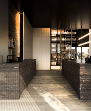 Il marmo Travertino Titanium è il protagonista della cucina Twenty Lab di Modulnova con la sua superficie sfumata nelle tonalità calde e alla lavorazione fresata che ne esalta profondità, matericità e percezione tattile. Grazie a un particolare processo tecnico il materiale conserva la forza visiva del blocco pieno, pur venendo attenuato dal punto di vista strutturale: la pietra non è solo rivestimento, ma un vero e proprio elemento progettuale. https://www.modulnova.it - Fuorisalone, Modulnova Milano – Corso Garibaldi 99, Milano.