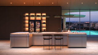 Si sviluppa intorno alla grande isola la cucina Zum Zeri di SCIC che testimonia il sapiente uso di linee, volumi e materiali. Una gola luminosa che percorre l’intero perimetro dell’isola ne sottolinea il profilo; gli angoli arrotondati attenuano il rigore del blocco centrale. Il progetto si fonda sul dialogo tra superfici differenti: al top in quarzite naturale si affianca una raffinata laccatura madreperla, arricchita da inserti in pelle sulle ante. Una composizione dal marcato impatto non solo visivo, ma anche tattile. https://www.scic.it - Fuorisalone, Scic Flagship Store – Via Durini 19, Milano.