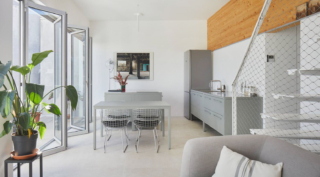 I moduli della composizione workstation Frame Kitchen di Fantin sono realizzati in metallo riciclabile verniciato grigio, disponibile in altre 34 varianti di colore, e sono coordinati nel materiale e nel colore con la credenza e con il tavolo che arredano la zona giorno. La composizione a 2 moduli misura L 128 x P  67 x H 89 cm, prezzo a partire da 7.635 euro (con top in vetro, vasca, rubinetto e piano cottura induzione). https://www.fantin.com