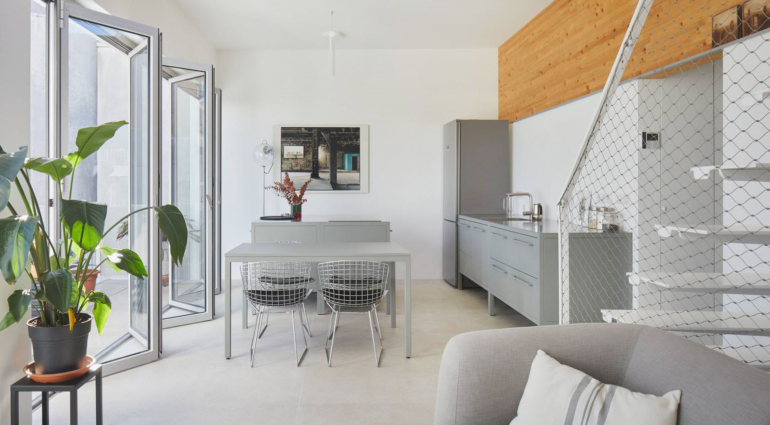 I moduli della composizione workstation Frame Kitchen di Fantin sono realizzati in metallo riciclabile verniciato grigio, disponibile in altre 34 varianti di colore, e sono coordinati nel materiale e nel colore con la credenza e con il tavolo che arredano la zona giorno. La composizione a 2 moduli misura L 128 x P  67 x H 89 cm, prezzo a partire da 7.635 euro (con top in vetro, vasca, rubinetto e piano cottura induzione). https://www.fantin.com