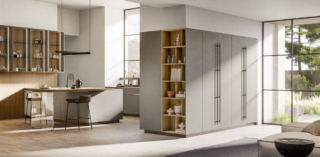 La composizione open space Kalì di Arredo3 arreda la cucina e il salotto con moduli coordinati. L'isola addossata a parete ha le basi e il top in laminato ecomalta silicio e il piano snack, in laminato rovere canapa, sorretto da un supporto in vetro fumé. Le colonne coordinate nella finitura con i vani a giorno nella finitura legno chiaro danno vita ad una grande armadiatura che funge da dispensa, guardaroba e libreria. Prezzo su richiesta. https://www.arredo3.com