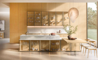 La composizione Margo Levitas di Euromobil è caratterizzata da basi in rovere sabbiato sbiancato e dai pensili Levitas con il telaio in alluminio laccato Champagne e il vetro extrachiaro trasparente. I piani top, i coprifianchi e lo schienale in quarzite Taj Mahal completano l’insieme con una matericità raffinata. Nel living trova posto la madia a vetri coordinata nelle finiture. Un modulo base Margo da 60 cm, prezzo 548 euro + Iva. https://www.euromobil.com/it