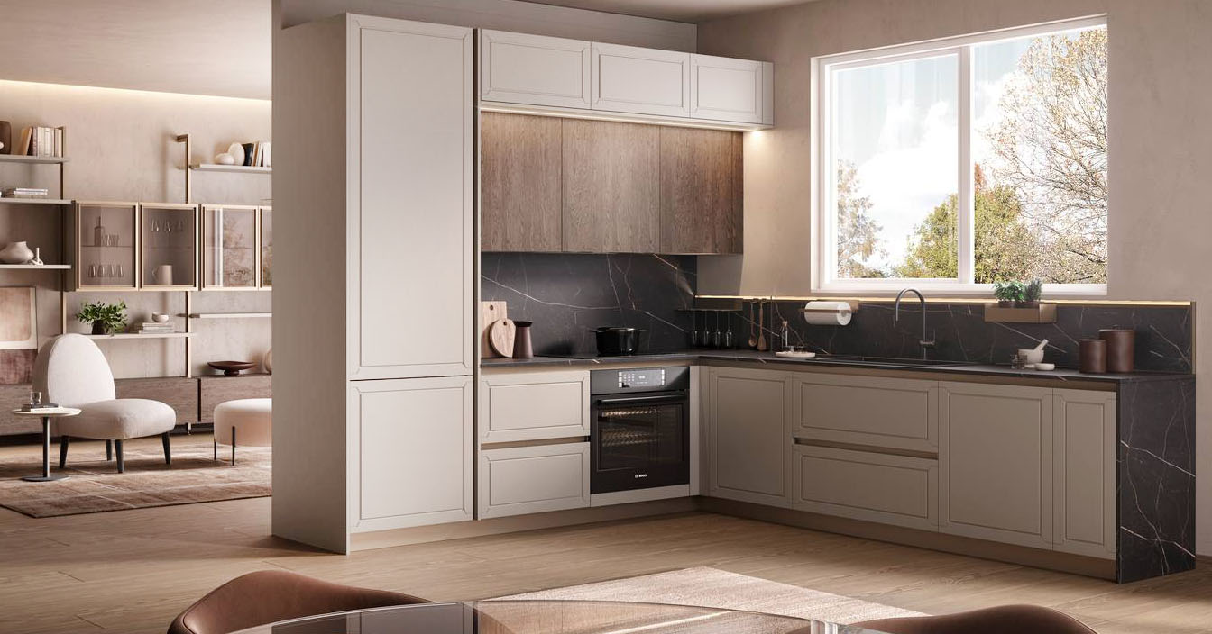 Una composizione a L per Myriad di Moretti Compact Cucine che è caratterizzata dalle ante lisce in laccato tortora opaco con incisioni geometriche e dal piano di lavoro e dallo schienale in laminato HPL effetto marmo scuro. Il living è arredato con madia in impiallacciato yuta e pensili coordinati che riprendono le stesse finiture della cucina per dare vita ad una continuità visiva e coerenza progettuale tra gli ambienti. Un modulo base da 60 cm, prezzo 241 euro (esclusi top, gola, zoccolo, pannellatura e montanti). https://cucine.moretticompact.it