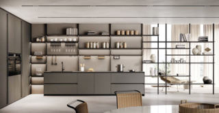 Si integra perfettamente nella zona giorno la cucina ONE di Ernestomeda con il suo design lineare e funzionale nello stesso tempo: gli elementi in alluminio Jetgrey del sistema Open System, nella tipologia in appoggio sul top e a libreria passante, arredano sia la zona operativa sia il living. Le colonne In Space in Hi-melamine Rovere Sami danno vita ad una capiente armadiatura a parete. Prezzo su richiesta. https://www.ernestomeda.com