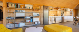 La cucina operativa e il living sono arredati con il sistema modulare USM Haller di USM Modular Furniture che è caratterizzato dagli iconici elementi in acciaio cromato con pannelli verniciati disponibili in diverse varianti di colore. I moduli pensati per la zona operativa permettono di integrare i piani di lavoro, il lavello e gli elettrodomestici e sono coordinati con la libreria. Un modulo base con anta a ribalta misura L 50 x P 35 x H 50 cm, prezzo 731,13 euro.  https://shops.usm.com