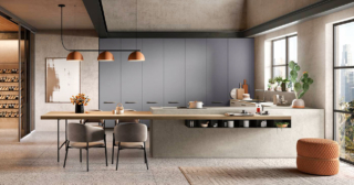 Il modello senza pensili College di Moretti Compact Cucine è caratterizzato dalla presenza di una lunga penisola, con il piano di lavoro in melamminico stone e il piano a induzione con cappa integrata, che ingloba un tavolo snack  a sbalzo in olmo mercurio con uno spessore importante. Sulla parete posteriore trovano posto le colonne attrezzate con le ante in melamminico grigio orione e sottili maniglie metalliche orizzontali.  Il design minimale e pulito rende lo spazio luminoso e accogliente. Un modulo base decorata con Rose da 60 cm, prezzo 178 euro (esclusi top, gola o maniglia, zoccolo). https://cucine.moretticompact.it