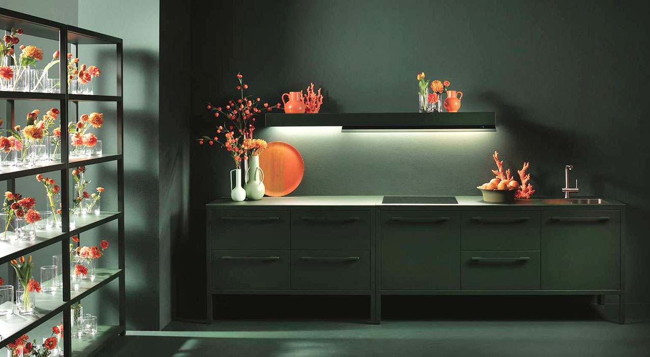 È composta da una serie di moduli monocromi in metallo verde bosco, disponibile in altre 35 varianti di colore, la cucina Frame Kitchen di Fantin che può essere configurata e attrezzata con elettrodomestici in base alle diverse esigenze. Il piano di lavoro è disponibile in vetro acidato in tinta con le basi o in acciaio inox Barazza. Prezzo a partire da 7.635 euro per 2 moduli (con top in vetro, vasca, rubinetto e piano cottura induzione). https://www.fantin.com