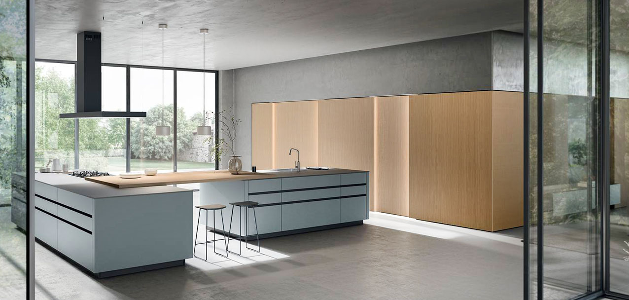 Ampia la composizione Fusion di Arredo3 che si articola intorno alla doppia isola con il top in HPL grani antracite e le ante in vetro del modello Glass 2.0. Il bancone snack in appoggio sul top aumenta la superficie di appoggio e permette di consumare pasti veloci. Al posto dei pensili sono presenti una serie di moduli Pocket, uno a un’anta con i forni incassati, l’altro a due ante con l’area bar, e di colonne con ante Lateral coprono gli zoccoli. Prezzo su richiesta. https://www.arredo3.com
