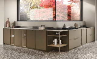 “Veste” perfettamente l'angolo sotto la finestra la cucina Jeometrica di Scavolini che è priva di pensili; le basi hanno le ante lisce in Laccato opaco Matera con le maniglie lineari in metallo nella finitura Titanio. Il piano cucina è realizzato in Acciaio Scuro; i vani a giorno, che permettono di esporre oggetti e accessori, alleggeriscono la composizione. Prezzo su richiesta. https://www.scavolini.com/it