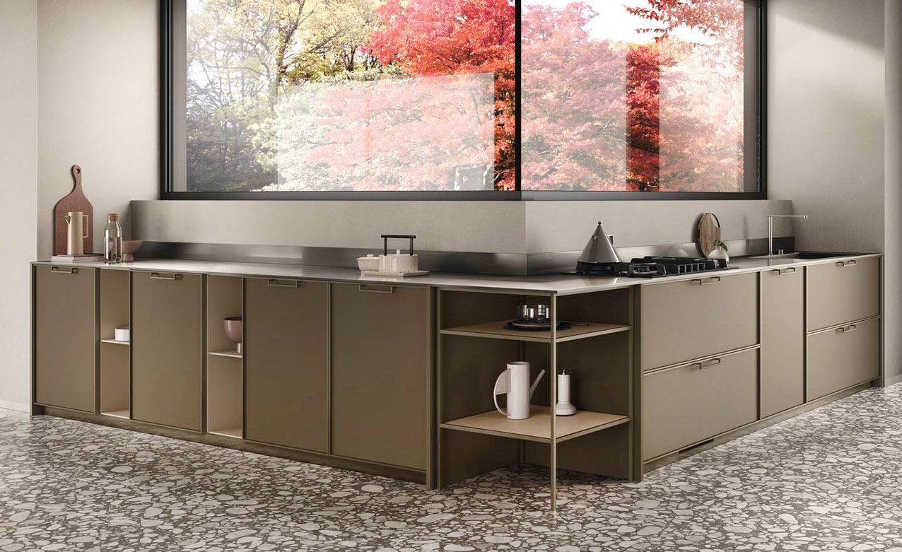 “Veste” perfettamente l'angolo sotto la finestra la cucina Jeometrica di Scavolini che è priva di pensili; le basi hanno le ante lisce in Laccato opaco Matera con le maniglie lineari in metallo nella finitura Titanio. Il piano cucina è realizzato in Acciaio Scuro; i vani a giorno, che permettono di esporre oggetti e accessori, alleggeriscono la composizione. Prezzo su richiesta. https://www.scavolini.com/it