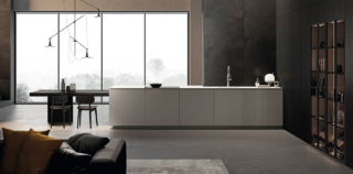 La cucina senza pensili Obliqua di Ernestomeda è dominata dalla presenza dell'isola funzionale con un design rigoroso e le basi in fenix grigio seta. Le colonne armadi e il tavolo Dialog, declinate nell'essenza rovere nero a poro aperto, completano e “scaldano” la composizione. Prezzo su richiesta. https://www.ernestomeda.com/it